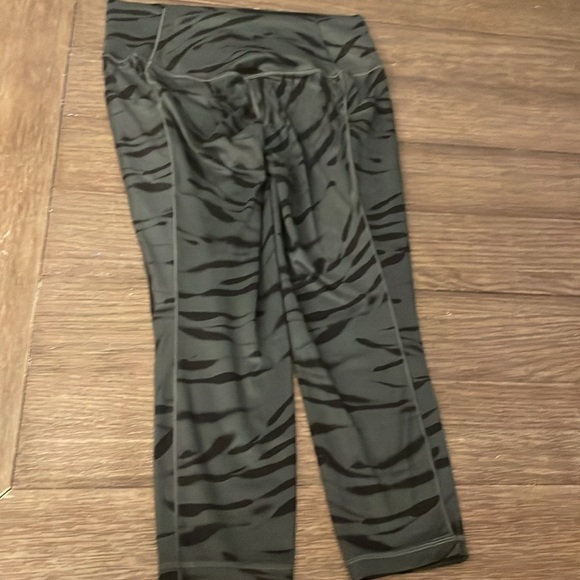 athleta work out tights in a size medium petite. - Picture 3 of 7